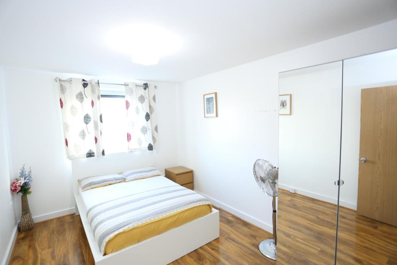 Lovely View 2 Beds 2 Bath Apartment, Лондон Екстер'єр фото